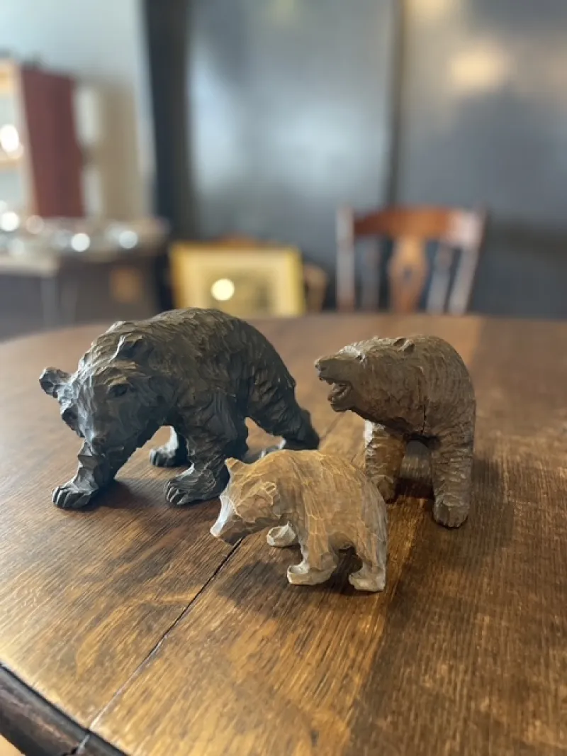 丁寧に彫られた木彫りの熊。手のひらサイズでとても可愛らしいです。