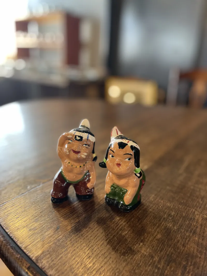 カラフルに手書きされたユニークな陶器の人形