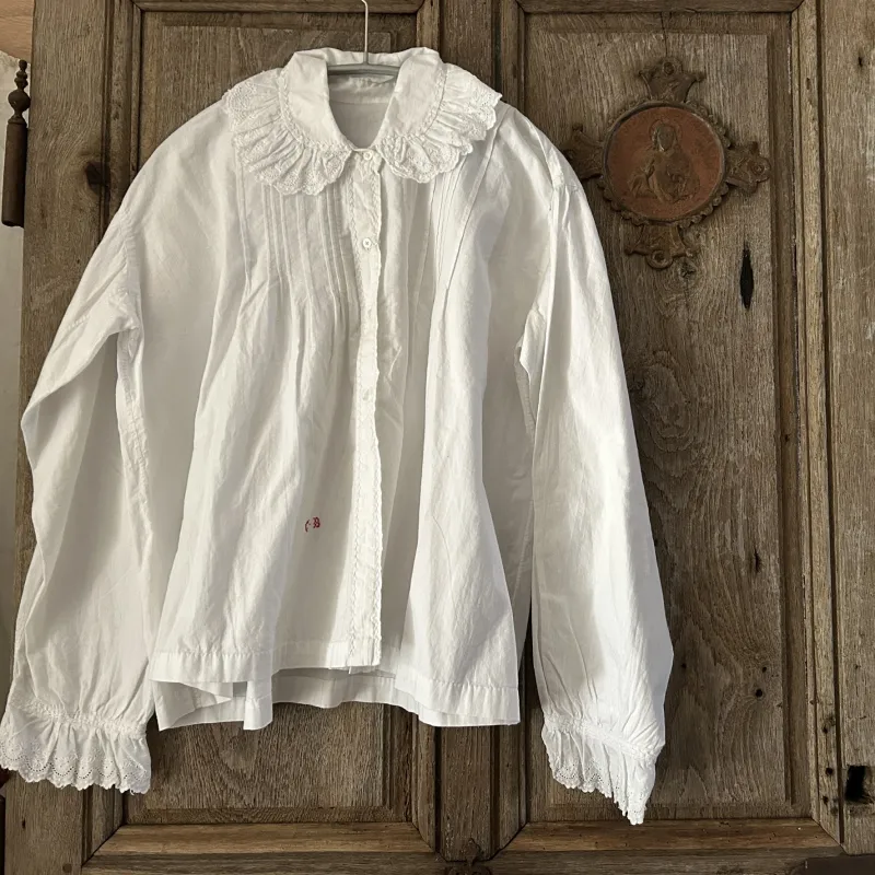 100年前のフランスから世界に一点だけのアンティーク。繊細なピンタックと手仕事のレースが本当に美しいです。