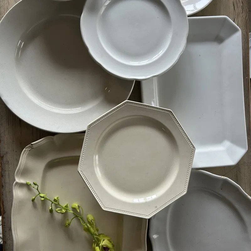 ただそこにあるだけで、絵になる。美しき「ファイアンス・フィーヌ」。プレート各種ご覧ください。