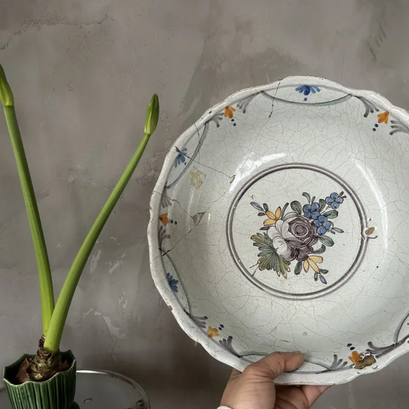 18世紀フランス、手描きの花々とスカラップが彩る「ヌヴェール窯」。アンティークの逸品。