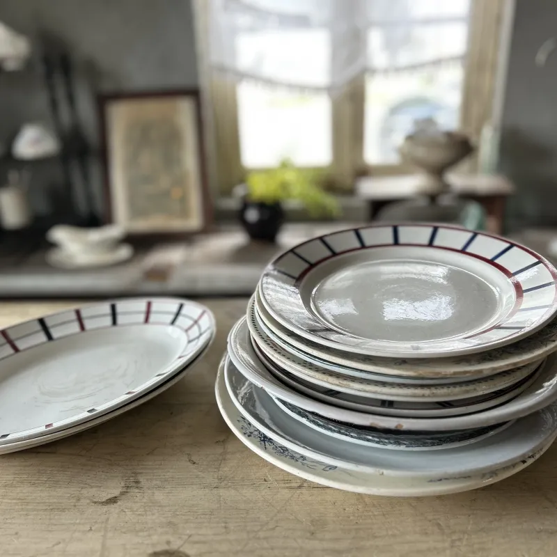 ときめく赤と紺のライン。バスク柄のどこか懐かしく愛らしいデザインは、並べるだけで華やぎます。