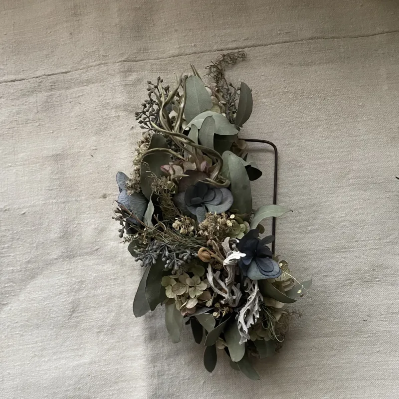 季節の植物を立体絵の具にみたて、壁にかける植物作品。すべて1点ものです。