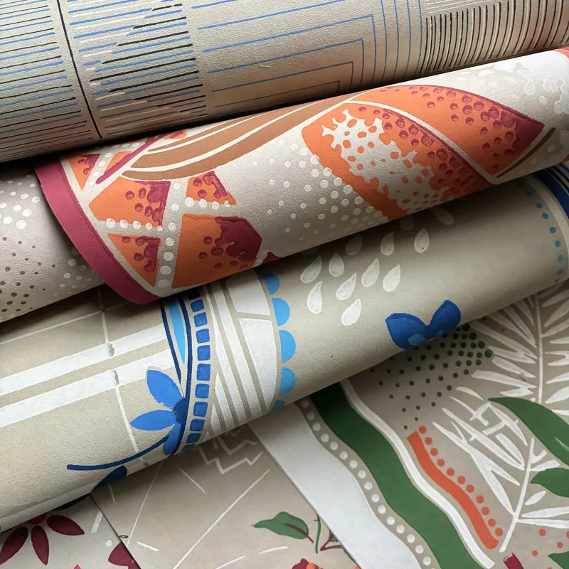 フランス1930年代の壁紙見本です。今にはないザラっとした紙質に斬新な色、柄そしてインク。さすがフランス。