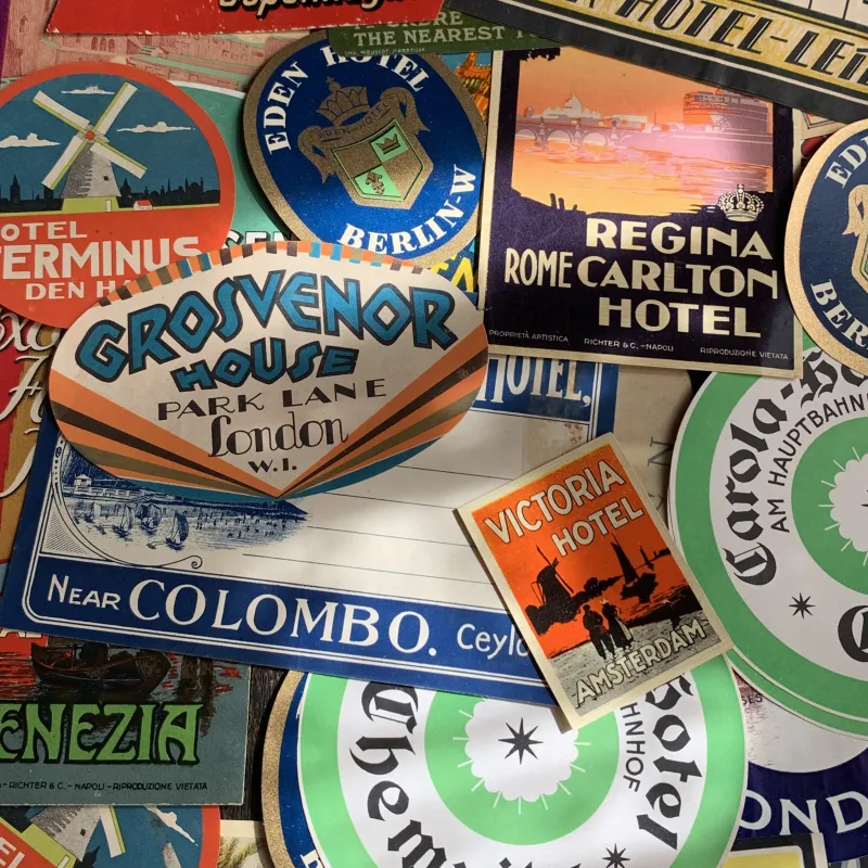世界中を旅した方のコレクションからホテルのステッカーや荷札がたくさん。スーツケースに貼ってください。