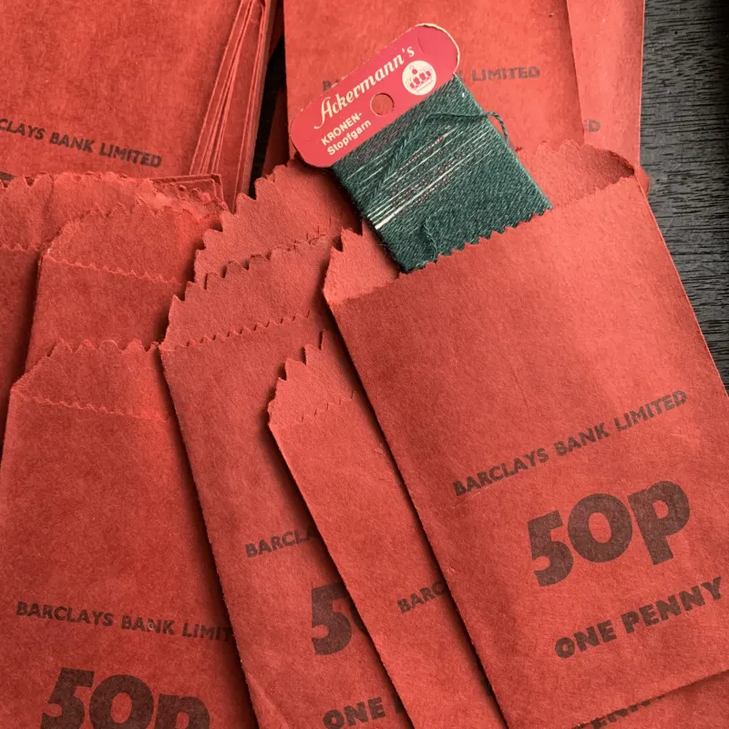 イギリスからはコインバックが到着しています。小銭を整理するのに使われてたようでしっかりした厚みがあります。