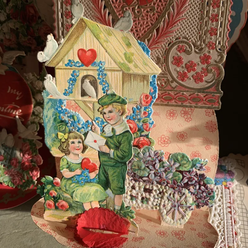 ここまで情熱をかけますか？と思うほど凝ったつくりのバレンタインカード。1900年初頭のものが多いです。