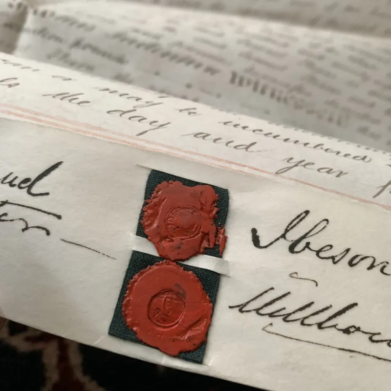 本物のパーチメントです。多くが不動産にまつわる契約書のことが多いようですが、大胆なヒゲ文字やシーリングまで迫力あります。