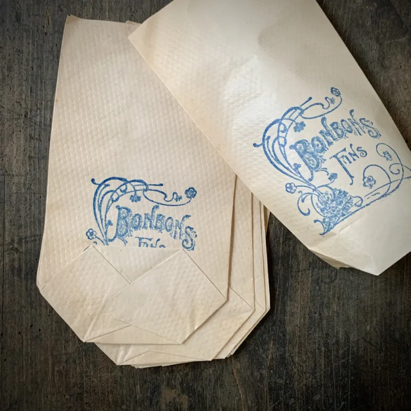 1900年初頭頃のボンボンキャンディの紙袋。ミッドセンチュリー期と比べるとデザインの移り変わりが面白いです。