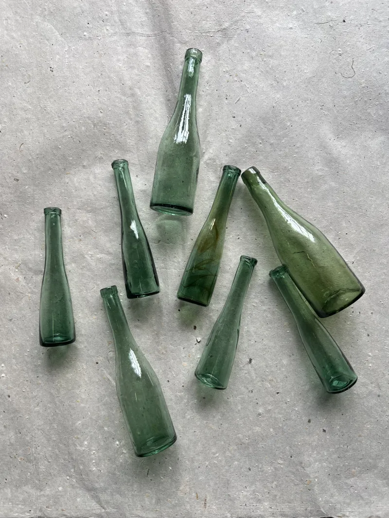 歪みや気泡が美しい戦前のデッドストックの硝子瓶