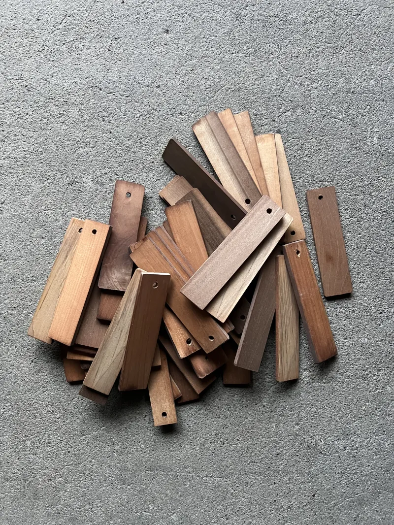 工場で眠っていたデッドストックの出勤木札