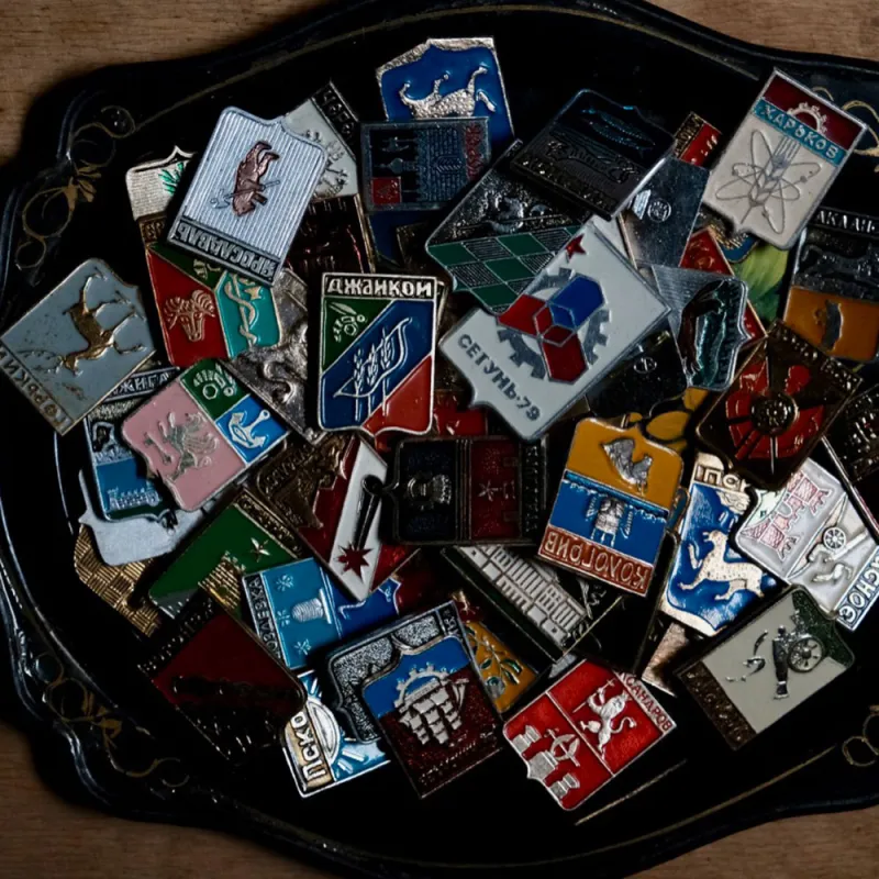 ひとつひとつ絵柄の違うソ連時代のバッジ。中にはデザインの参考に手元に置いておきたいキラリと光るものがあったりします。