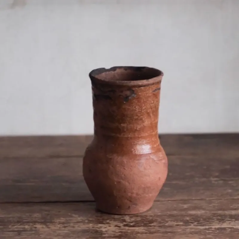 ロシアのミルク壺ゴルショーク。当店ではほとんどの生花をこちらの器に入れています。とても使い勝手が良いのでお勧めです。