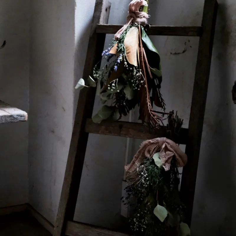 季節の花材を使ったスワッグ。当日、現地で束ますので、ドライになっていく様子や香りなどもお楽しみください。