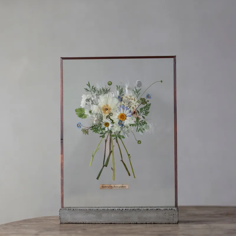 本物の押し花を使った作品、ガラス標本の少し大きなサイズ。リースや花束などこのサイズでしか表現出来ない世界があります。