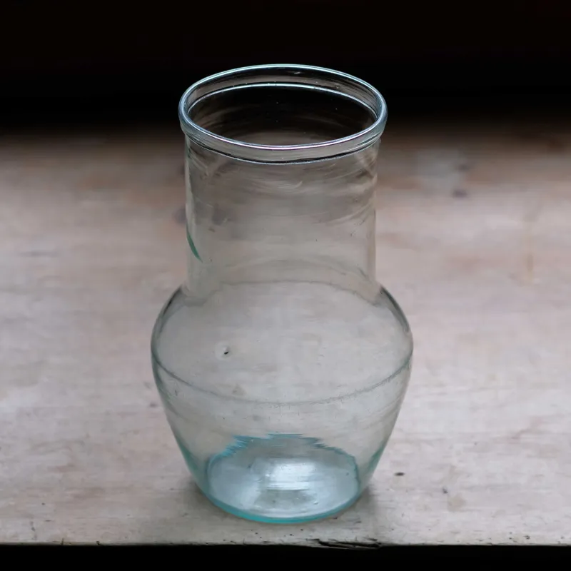 ロシアの壺型のガラス瓶。ミルク壺とほとんど同じ形なので、季節や気分で使い分けるのもおすすめです。