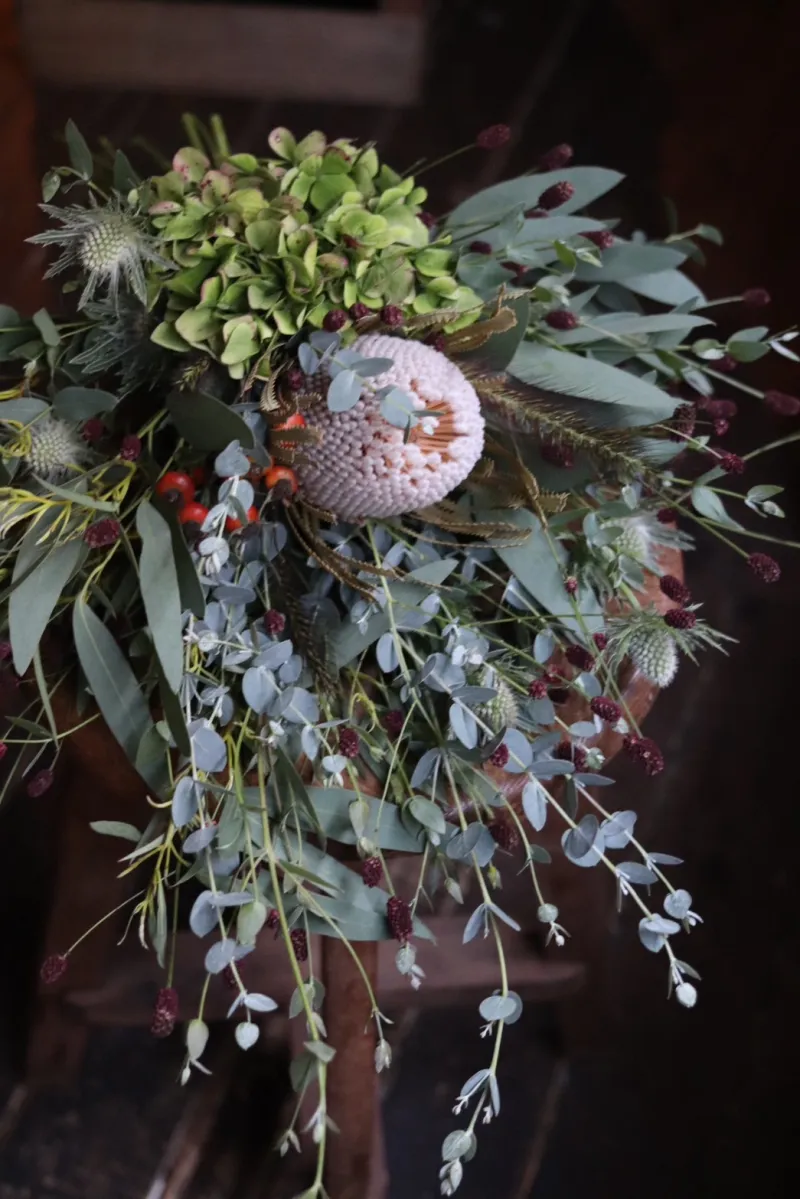 ドライフラワーになりやすいお花たちで作る壁掛けなる花束