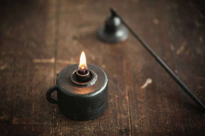 「オイルランプと火消し」小さな灯り。虫除け成分入りのオイルを使えば蚊取り線香代わりに。