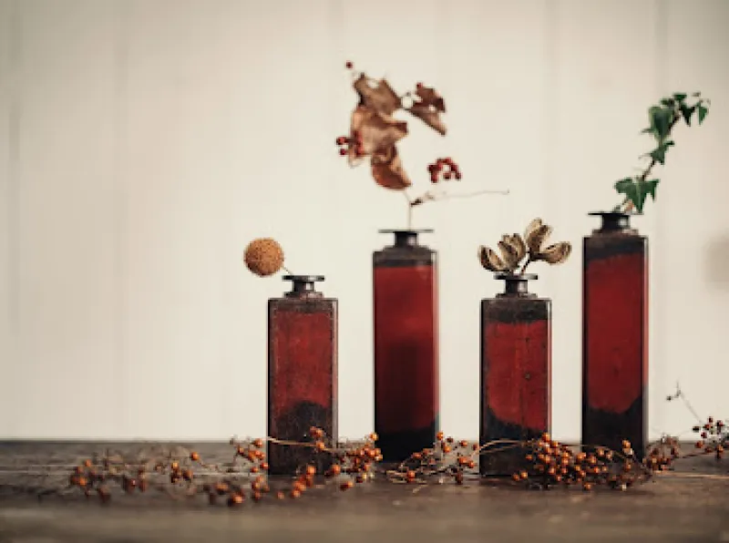 「鉄の一輪ざし」落としにガラスの試験管があるので、生花も。重く安定しているので、ガラスをはずして大きめの枝やドライにも。