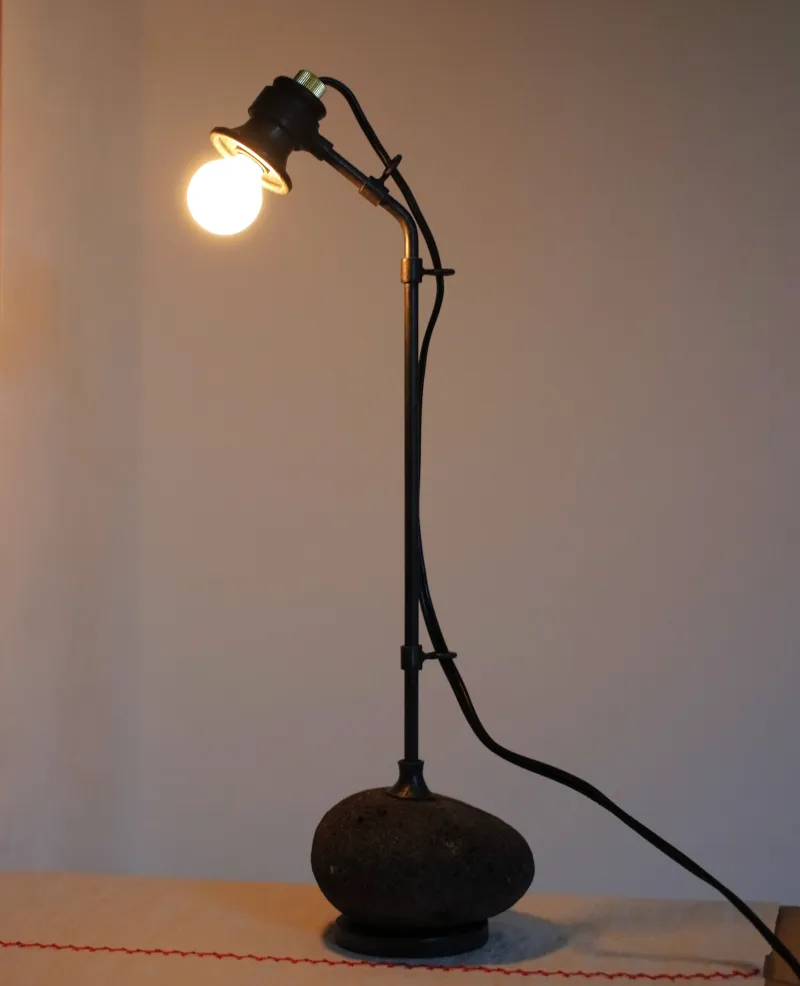 「石の台座のスタンドランプ」小さな電球の小さな灯り