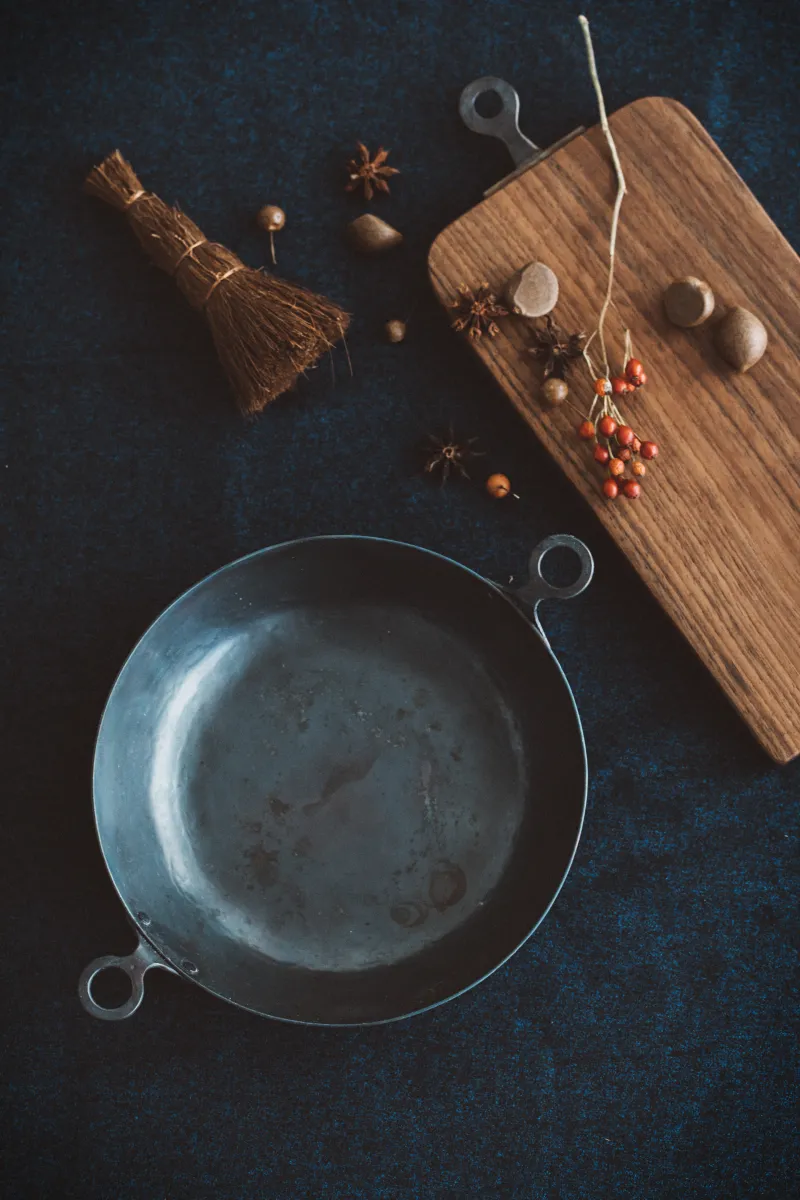 「フライパンいろいろ」大小、用途も様々なフライパンのサンプルお持ちします。受注制作品となります。