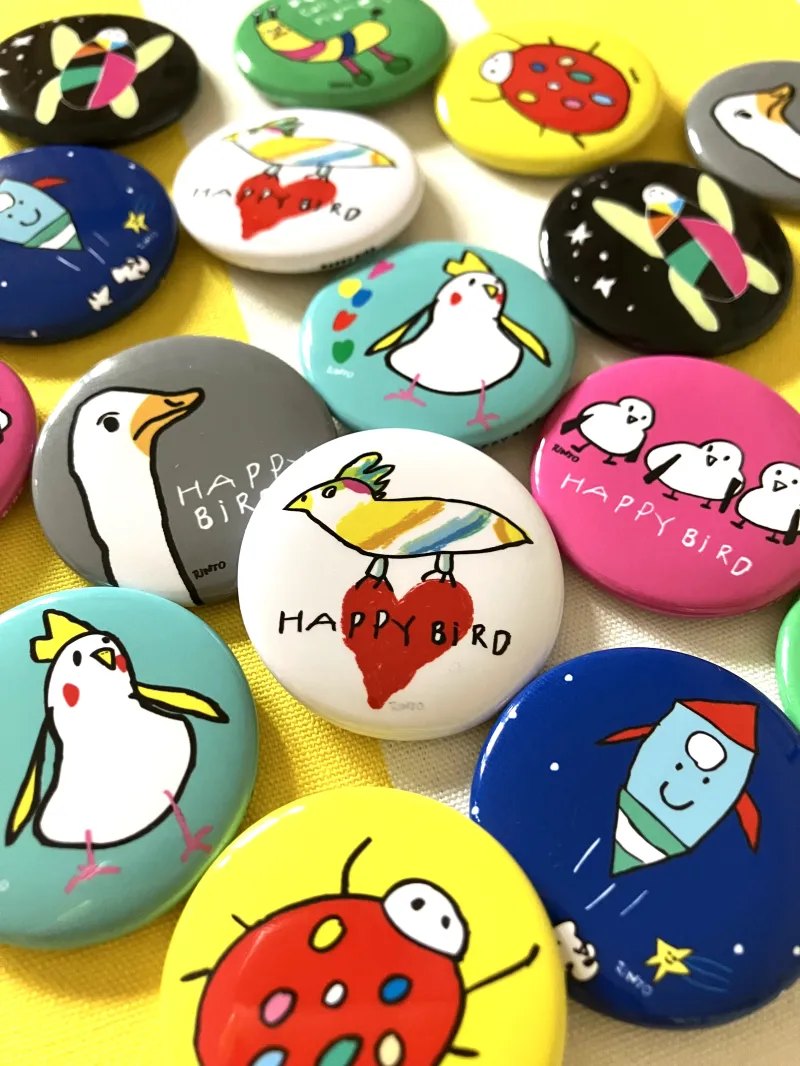 お店の人気は缶バッジ！　カラフルでほっこり、蚤の市参加の度に新作を増やしています。