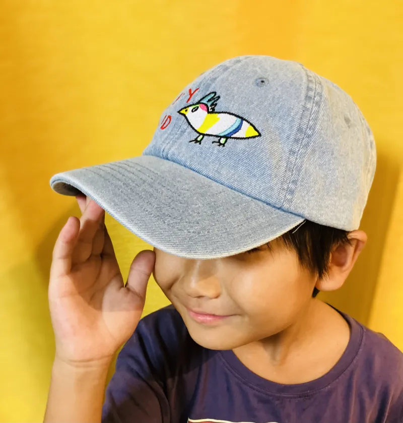 前回から登場したデニムキャップ！　刺繍の太さや色まで店主こだわりのアイテム。大人も子どももかぶれちゃいます。