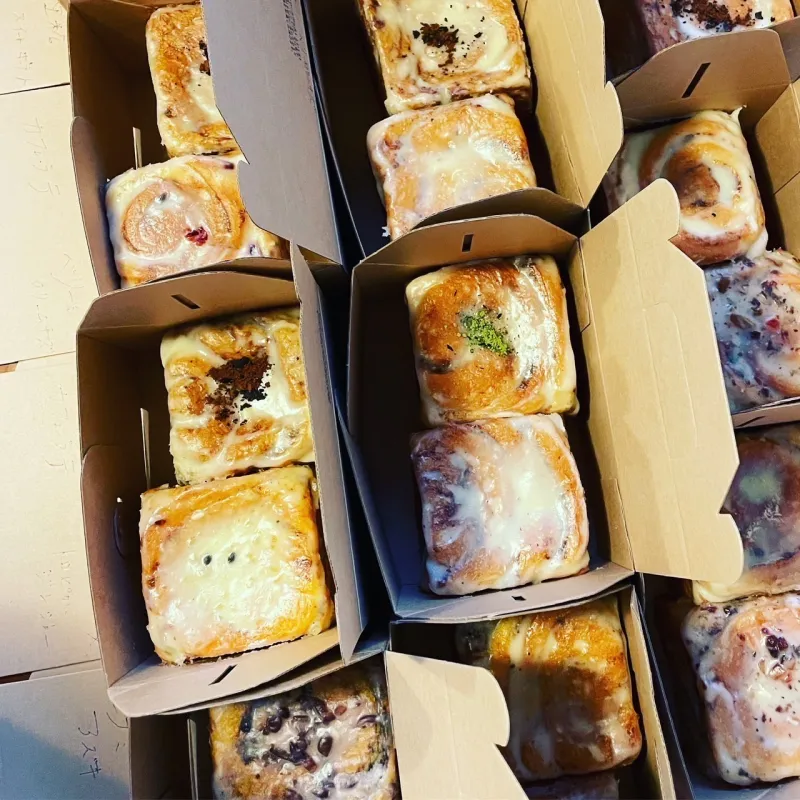 現地で選んできた最高ランクのセイロンシナモンを、店舗で石臼ひきたてでつかうシナモンロール