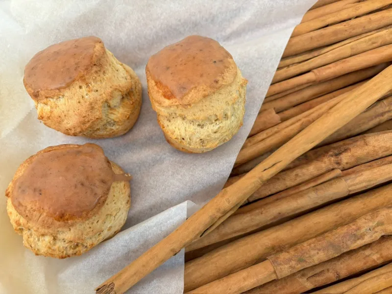 国産小麦と平飼いたまご、セイロンティーやシナモンをつかったスコーン