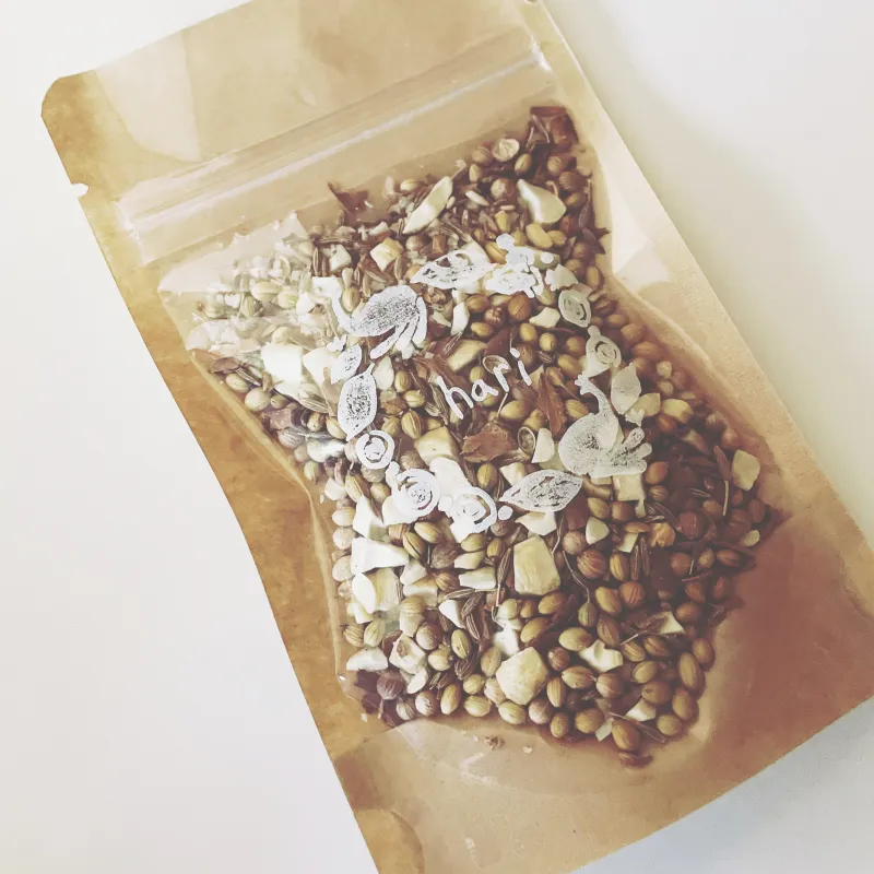 スリランカver.のデュカ、セイロンシーズニング。餃子・カレーは勿論、フルーツのカプレーゼ等が華やかに変化。