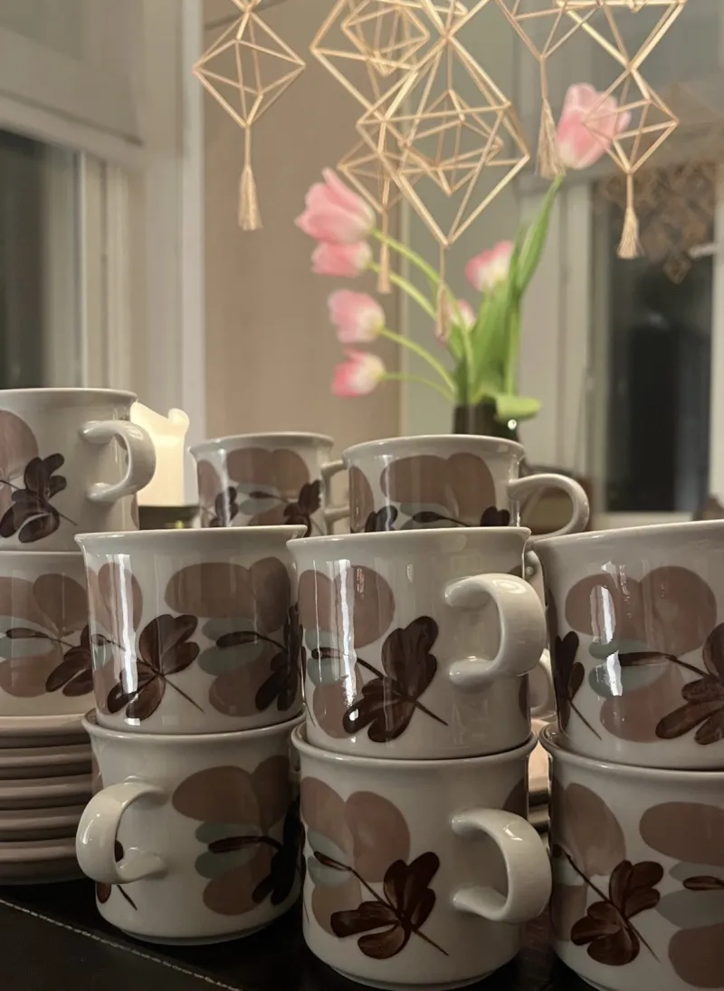 淡いピンクベージュが素敵な「Koralli」カップ＆ソーサー。たくさんお持ちします。