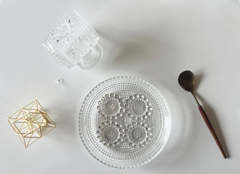 キラキラ輝く「grapponia」の小さくてかわいいガラスのマグカップとプレートです。お揃いでぜひお使いください
