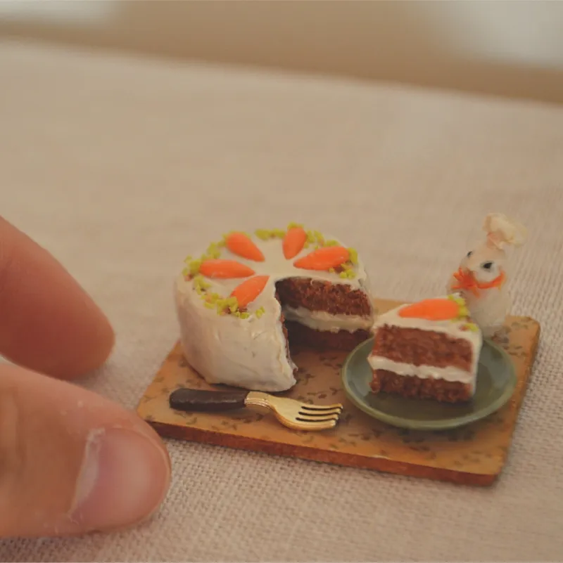 うさぎさんとキャロットケーキセットです。うさぎさんがシェフになって作ったような可愛らしい物語の作品となっています。