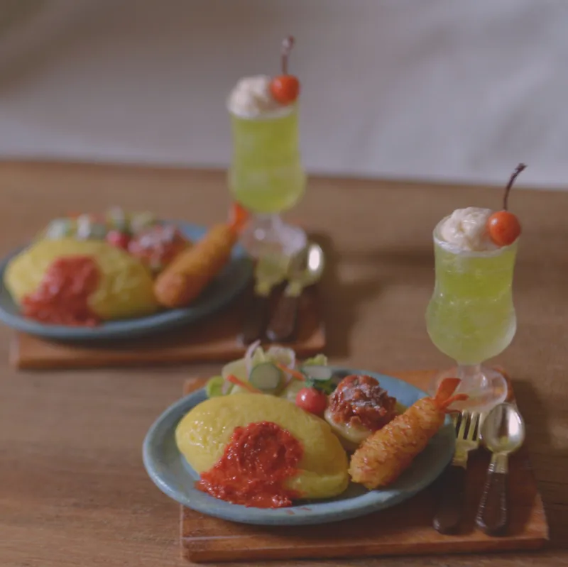 レトロなランチプレートです。オムレツの質感やクリームソーダの色にこだわってます。再販いたします！