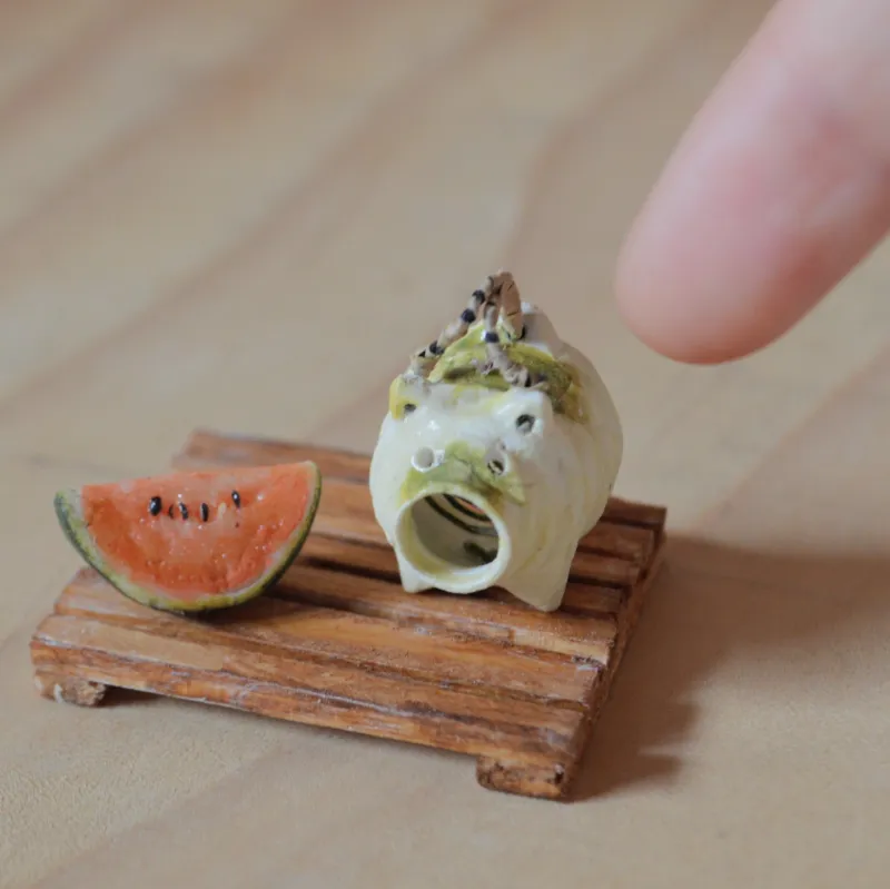 涼しげな蚊遣り豚とスイカセットです。少し季節が早めですが、お披露目します。蚊遣り豚の細部までこだわった作品です。