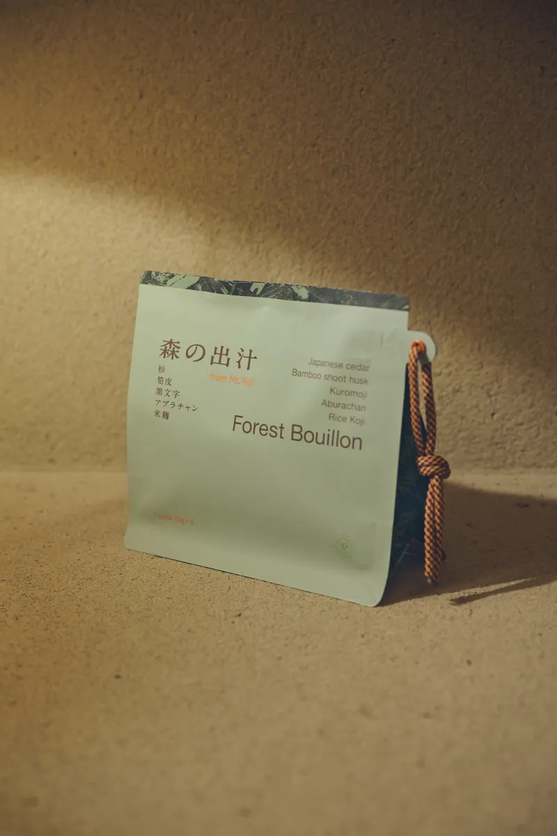 富士北麓に自生する植物を用いた「森の出汁」。杉、黒文字、アブラチャン 、筍皮 。そして焙煎麹の香ばしさが重なります。