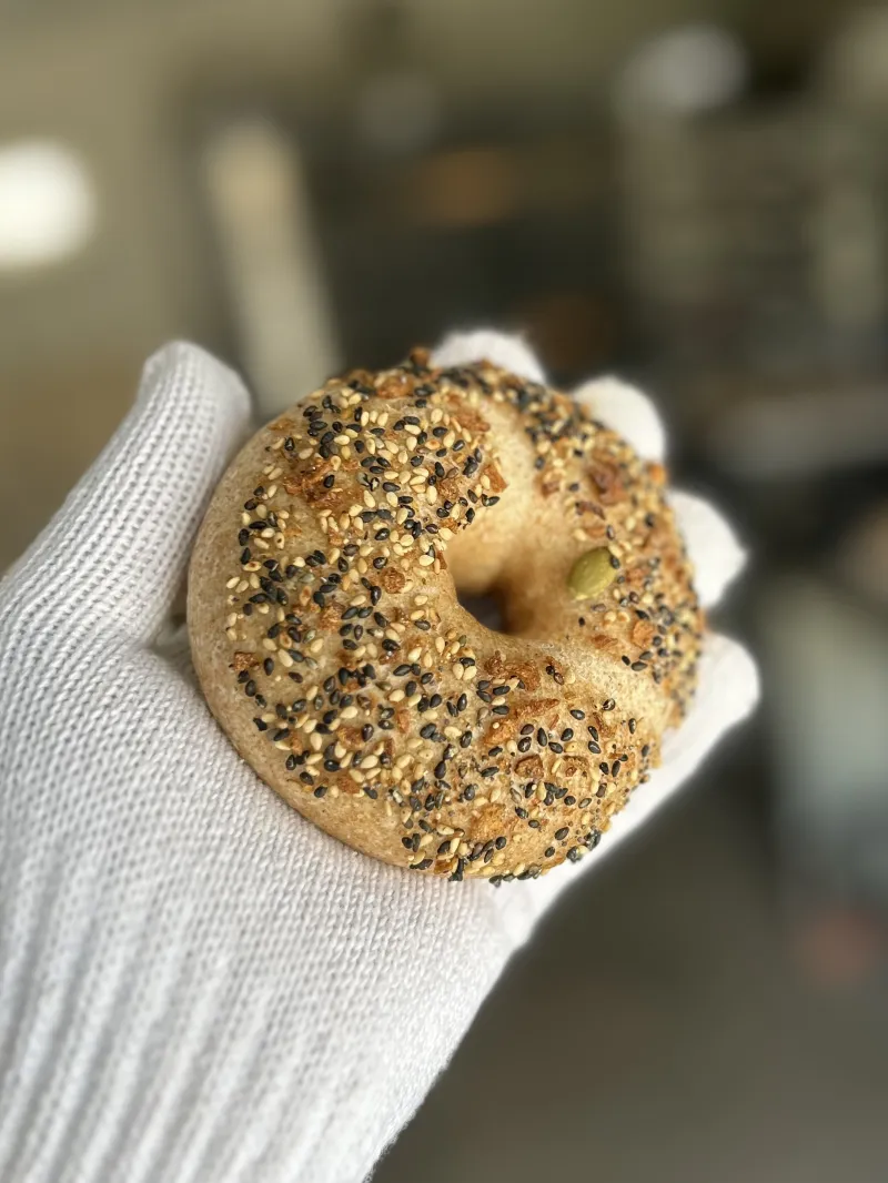 ザクザクトッピングが香ばしいエブリシング。瀬戸内産にぼし粉を加えて和テイストに。