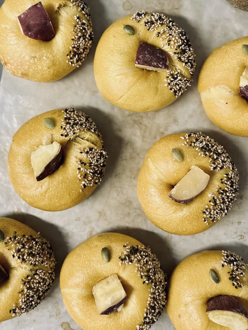 甘いお芋がごろごろずっしり。胡麻と天然塩をまぶして甘さ控えめに仕上げました。