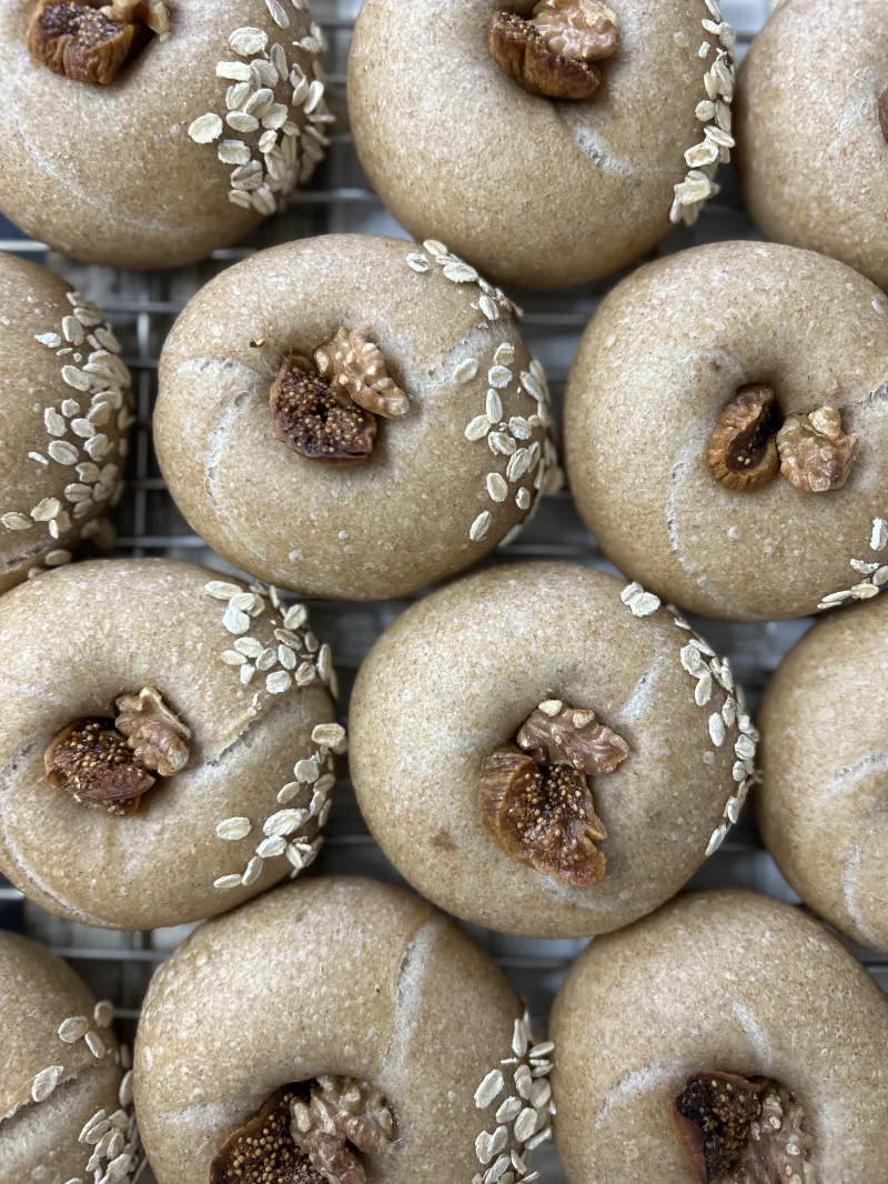 いちじくのプチプチと胡桃のカリカリ食感。全粒粉生地ととても合います。