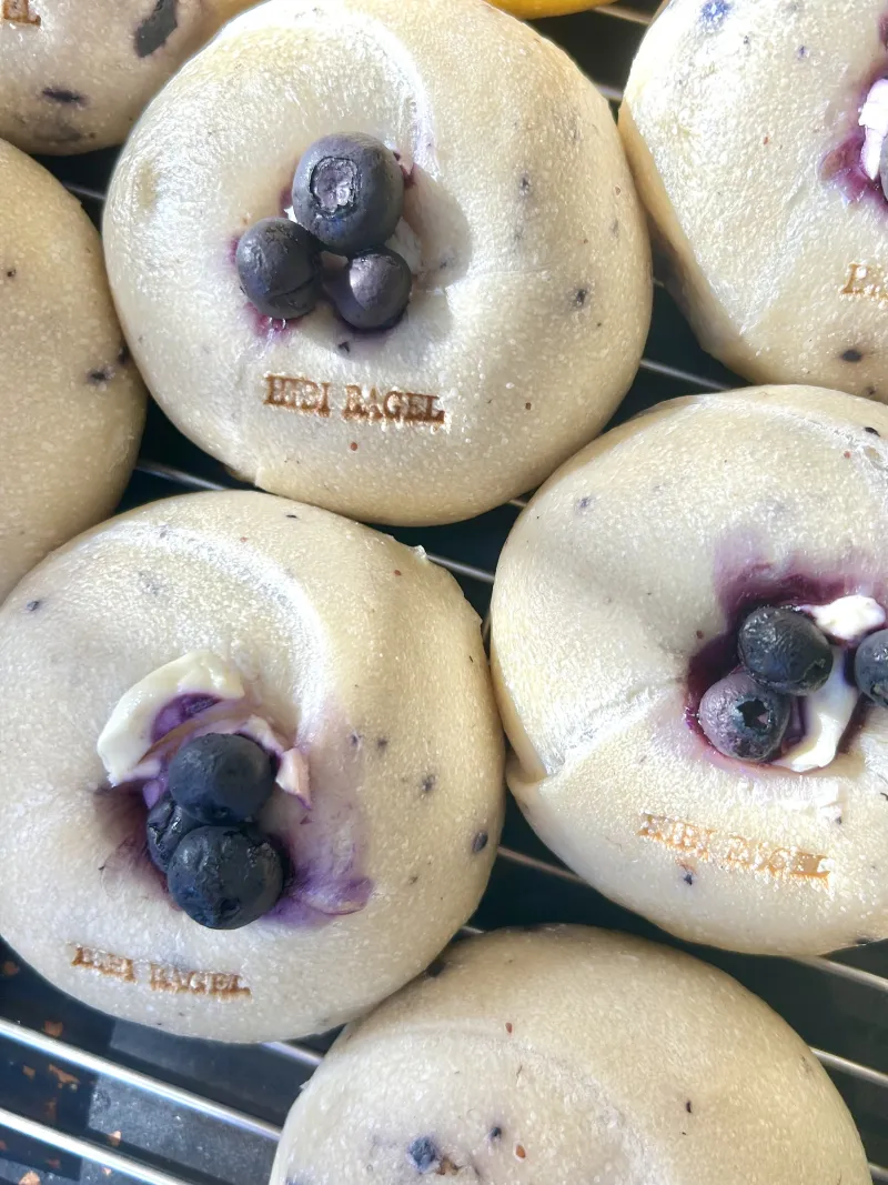 不動の人気を誇るベーグル界の人気者。甘みがギュッと詰まったドライブルーベリーとクリチが相性抜群。