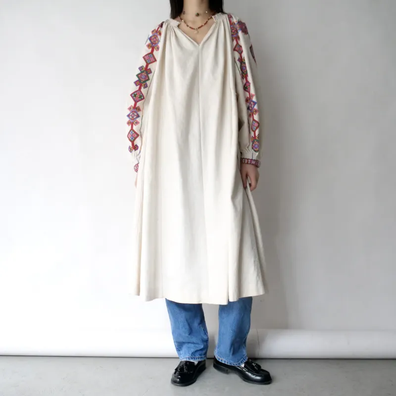 1900年ごろに作られたアンティークのウクライナワンピース