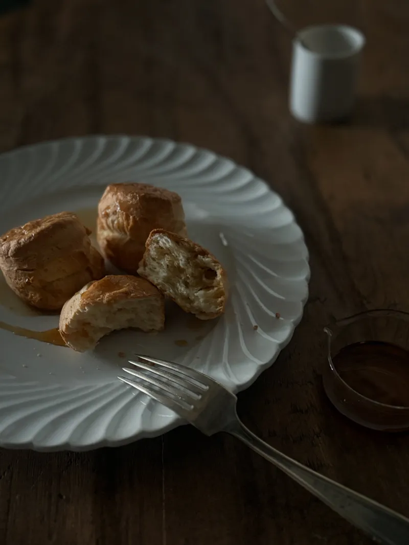 「日溜スコーン（ホットケーキ味）」 ホットケーキが焼けない日のためのおやつ。メープルシロップ沢山で召し上がれ〜。