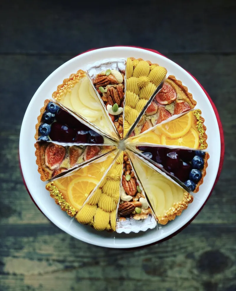 「タルト」甘すぎずに焼いたお店の定番のタルトをはじめ、季節のタルトをご用意いたします。