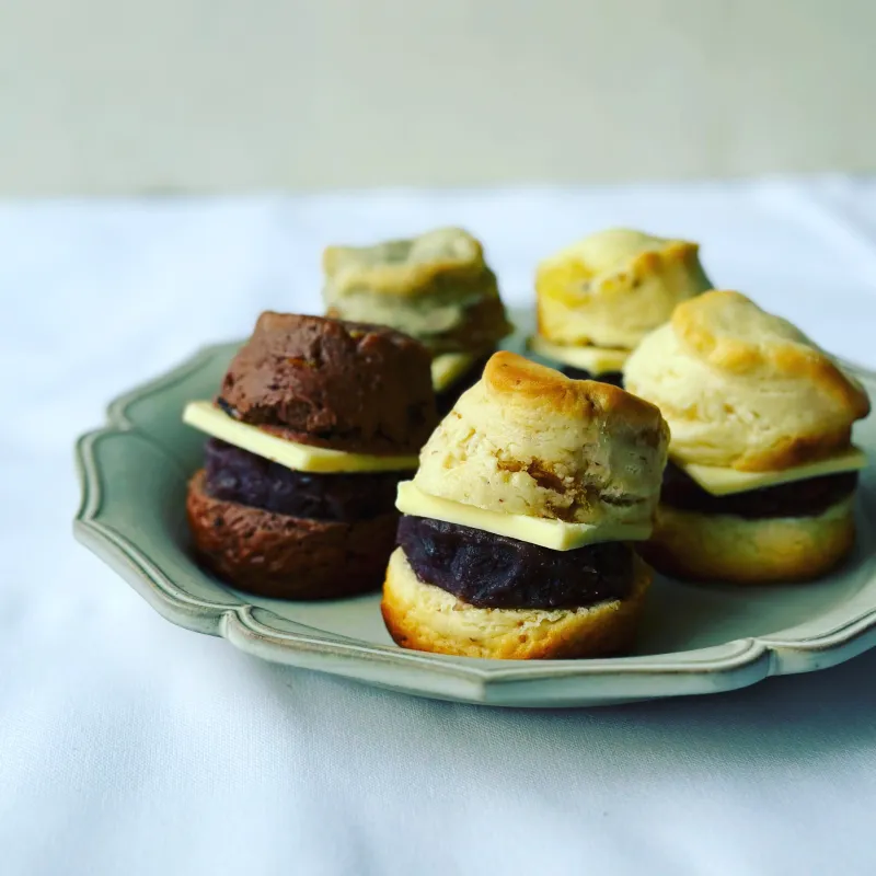 「小倉あんバタースコーンサンド」様々な種類のスコーンでご用意いたします。