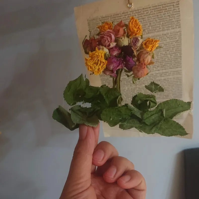 手づくりのレジン型にバラのドライフラワーをつけました。キーホルダーにできます。