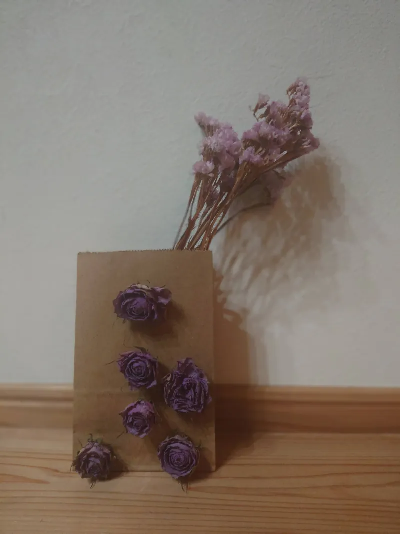 バラは自然乾燥仕上げです。今時期は特にドライにしても発色が良いものが多いです。