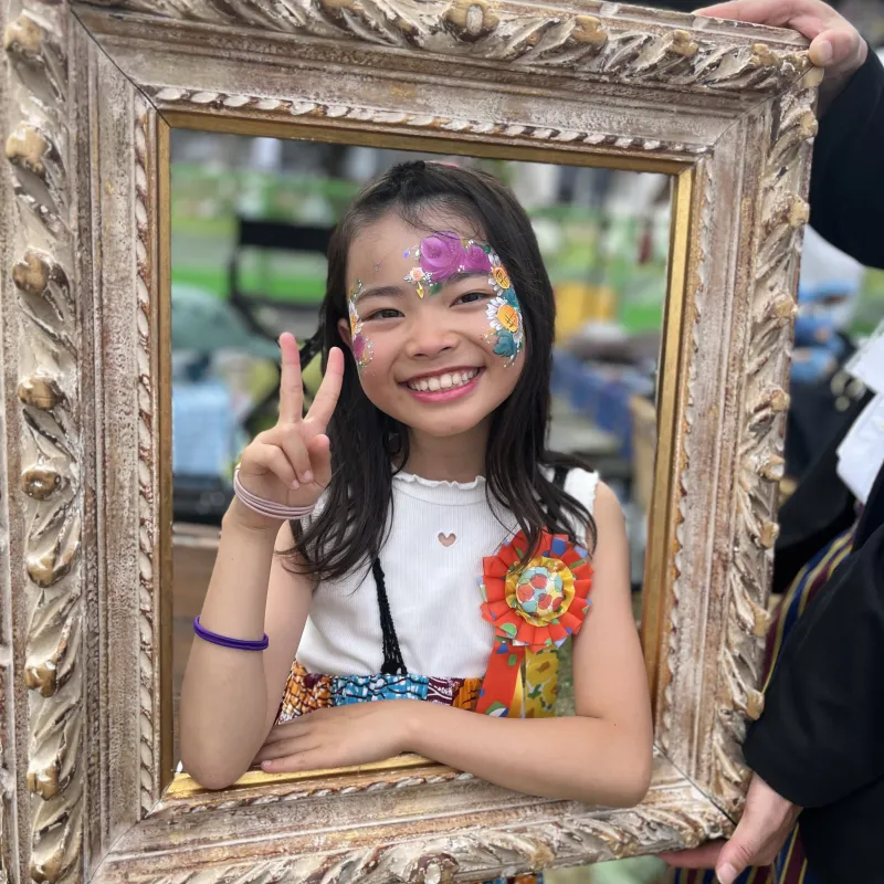 会場でひときわ映えるお花のペイント