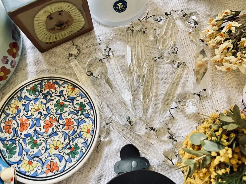 光にかざしてキラキラキラキラ。古いシャンデリアのパーツ！！