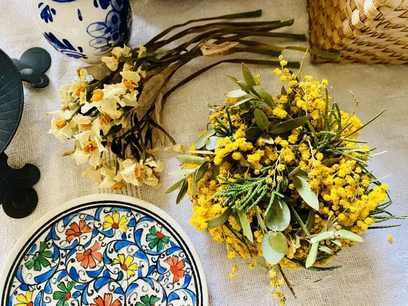 お部屋に植物があると癒されますね。季節の草花をお届けします！