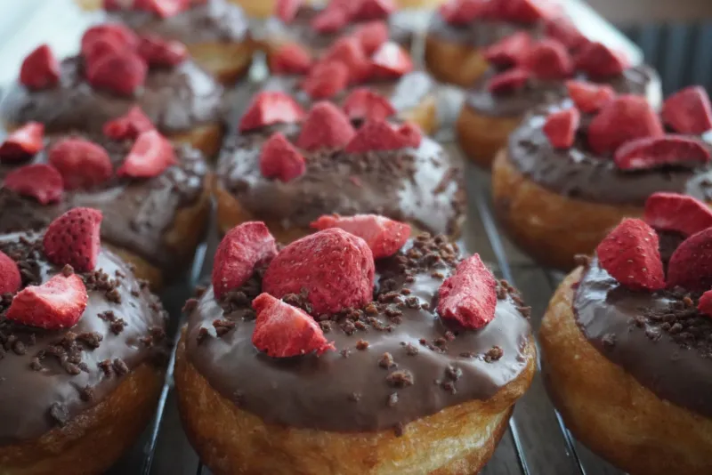 「ハートの女王」チョコレートのアイシングにドライストロベリーとクランチをトッピングしたドーナツ